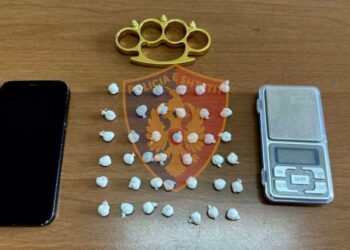 Shpërndanin doza kokaine në dyqanin ‘Tabachino’, arrestohen 2 vëllezërit në Tiranë