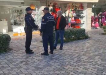 Grabitet gjatë natës dyqani i telefonave në bulevardin e Vlorës