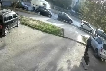 VIDEO/ Aksidenti në rrugën Transballkanike në Vlorë: Ja si furgoni merr para tre makinat e parkuara