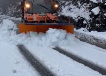 VIDEO/ Reshjet e dëborës zbardhin Vermoshin dhe Thethin. ARRSH: Po punohet për pastrimin e rrugëve