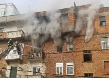 Përfshihet nga flakët banesa në Durrës, dyshohet për një viktimë
