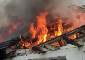 Ishin të verbër/ Përfshihet nga flakët banesa në Korçë, çifti i të moshuarve nxirret nga banorët