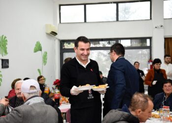 Festat e fundvitit, Veliaj shërben drekën për njerëzit në nevojë: Tirana një qytet solidar, të ndihmomë më shumë njëri-tjetrin