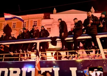 Të tretët në botëror, futbollistët kroatë i presin si heronj, 100 mijë vetë në shesh
