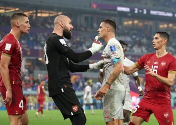 VIDEO/ Plas sherri në fundin e ndeshjes, Granit Xhaka u bën ballë i vetëm 5 futbollistëve serbë