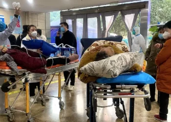 Kina po përjeton situatën më të rëndë të COVID-19, parashikohen 1 milion viktima gjatë vitit 2023