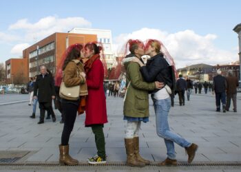 Fotografia që ‘tërboi’ Kosovën shitet mijëra euro: Motra e shoqe u puthën në buzë në shesh