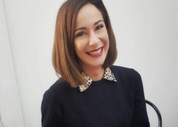 Vajza që braktisi Australinë për Shqipërinë: Më pëlqen të jetojë këtu, s’ka rregulla të rrepta dhe ndjehem e lirë