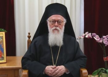 Kryepeshkopi Janullatos uron Krishtlindjet: Botën vazhdojnë ta mundojnë edhe luftërat e një lloji tjetër, ato ekonomike, diplomatike, ideologjike