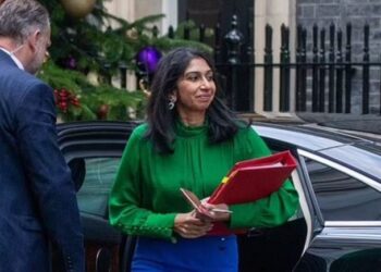 ‘The Sun’: Suella Braverman po përgatitet për një tjetër goditje ndaj emigrantëve shqiptarë!