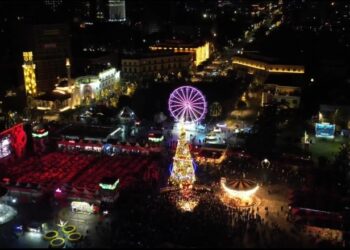 VIDEO: “Erdhën festat…”/ Ndizen dritat e pemës te sheshi ‘Skëndërbej’