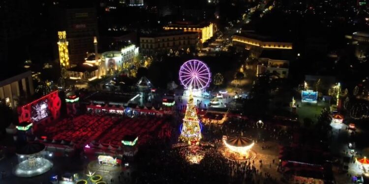 VIDEO: "Erdhën festat..."/ Ndizen dritat e pemës te sheshi 'Skëndërbej'