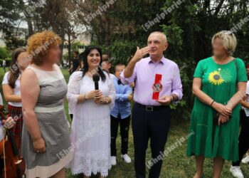 Fotot me Ilir Metën/ Kush është 56-vjeçarja, drejtoreshë e qendrës për fëmijët jetim të ushtarakëve që vrau 61-vjeçarin