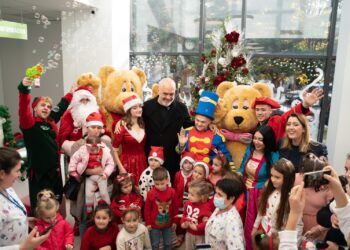 Në vigjilje të Krishtlindjes, kryeministri Rama ndan dhurata për fëmijët në Pediatrinë e Tiranës