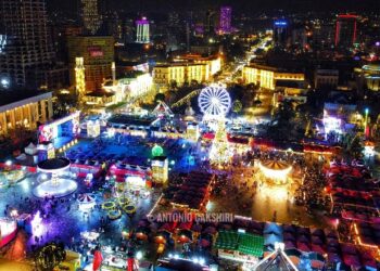 FOTOT: Tirana më magjike se kurrë, festat e fundvitit i japin ‘dritë’ kryeqytetit!