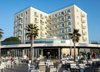 ‘Askush s’bën të fortin mbi ligjin’/ IKMT shemb godinën e restorantit në ‘Prestige Resort’, Rama: Është shkelur leja e ndërtimit