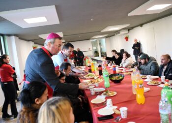 Velia dhe Imzot Dodaj shërbejnë drekën festive: Mirënjohës për këdo që solidarizohet këto ditë