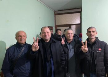 VIDEO/ Kandidati i PL feston me fishekëzjarre fitoren në ‘Primaret e Rithemelimit’ për Bashkinë Berat
