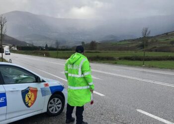 ‘Në disa segmente rrugore ka prezencë të ujit’, Policia apel shoferëve: Respektoni sinjalistikën dhe rregullat e qarkullimit