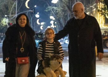 FOTOT/ Në mes të atmosferës festive në Tiranë, Rama ndan foto krah familjes