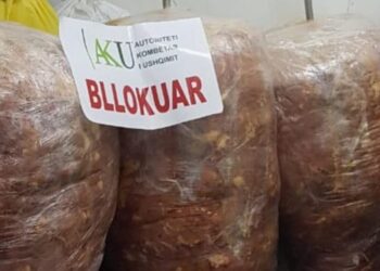 Kontrolle në prag festash/ AKU aksion masiv në Tiranë, bllokon 566 kg mish në një “fast-food”