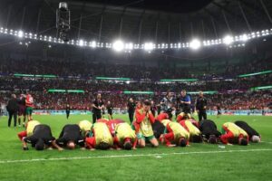 FOTOT/ Prekëse: Lojtarët e Marokut falen në fushë e puthin nënat e tyre pas kualifikimit historik në gjysmëfinale