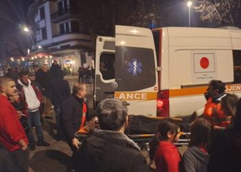 Babë e bir rrihen me grushte në mes të qytetit të Korçës, dërgon të dy në spital