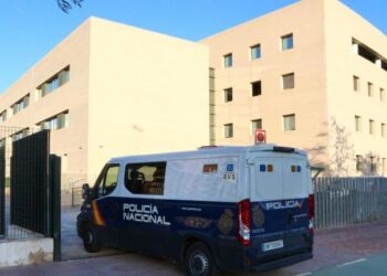 Shqiptari arrin të arratiset nga gjykata në Spanjë, përfitoi nga kaosi pas vetëvrasjes së një polici