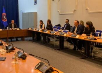 Vrasja e gruas shtatzënë në Kosovë/ Nis mbledhja e thirrur nga Osmani, i pranishëm edhe Kurti