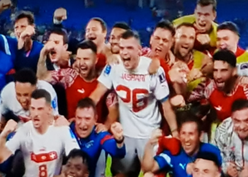 Granit Xhaka nuk ndalet, vesh fanellën me mbiemrin Jashari gjatë festimeve në fushë