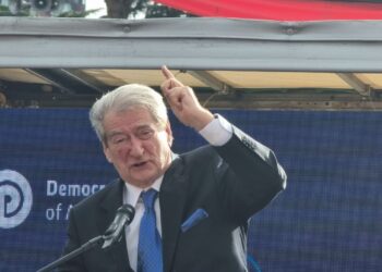 Berisha flet pas incidentit: Rroftë opozita shqiptare, nderim ju që jeni bashkë për të protestuar kundër regjimit