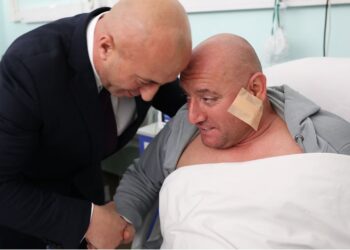 Haradinaj viziton efektivin e plagosur në veri të Kosovës: Kushdo që përballet me policinë, të japë llogari para drejtësisë