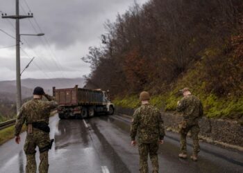 ‘Palët të mos provokojnë me shfaqjen e forcës’, KFOR shton praninë e trupave në veri të Kosovës