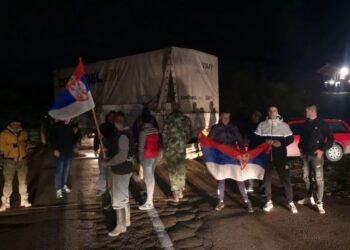 Serbët bllokojnë edhe pikën e kalimit në Merdare, sulmojnë me bomba zhurmuese emigrantët