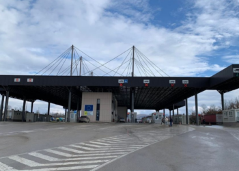 Hiqen barrikadat në pikën kufitare në Merdare, Policia e Kosovës: Lëvizja është kthyer në normalitet të plotë