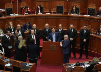 Pse u çalltis Foltorja në Parlament?