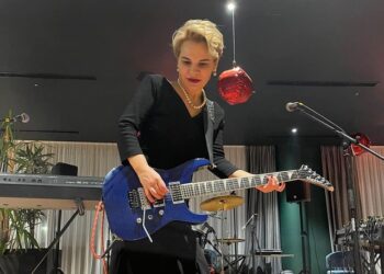 Monika Kryemadhi me kitarë në dorë “pas dorëzimit të partisë”: Shijojeni jetën dhe jini të lumtur si unë