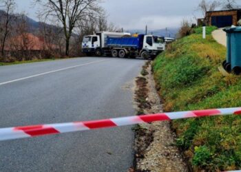Po filmonin barrikadat/ Sulmohen gazetarët shqiptarë në veri, një person…