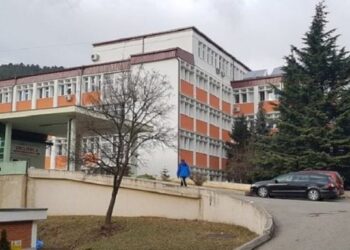 E rëndë! Foshnja lind pajetë, infermieret e fusin në lavatriçe me çarçafët derisa trupi copëtohet