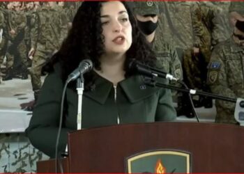 Osmani si Zelensky, shfaqet me uniformë ushtarake, mesazh FSK: Kosovës t’i bëhemi gardianë!