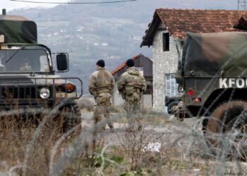 KFOR konfirmon të shtënat në afërsi të patrullës së tij në veri të Kosovës, serbët e mohojnë