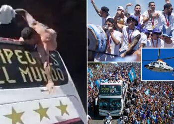 Merr fund qetësia, tifozët ngjiten në autobusin e Argjentinës, Messi me shokë “arratisen” me helikopter