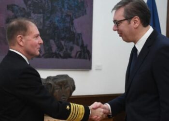 “Putini ka bërë gabime të mëdha strategjike”, admirali i NATO-s reagon pas takimit me Vuçiç: KFOR-i i gatshëm të ofrojë siguri në Veri