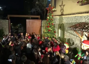Festat e fundvitit, ndizen dritat te Kalaja e Tiranës/ Veliaj: E shëmtuar dhuna dje në protestë. Brezi i ri të bëhet më i mirë se brezi ynë