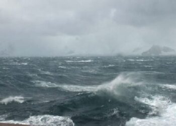 “Erë e fortë dhe dallgë deri në 3 metra”/ Drejtoria detare jep njoftimin, ja çfarë pritet të ndodhë deri të dielën