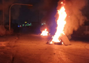 VIDEO/ Komuniteti rom shkakton trazira në Greqi, shkatërron makina dhe gjuan drejt policisë