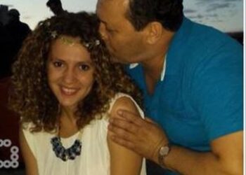 “Gruaja më kritikon të mos shkoj me femra”/ Këngëtari i njohur flet për tradhtitë, pranon se bashkëshortja e ka kapur ‘mat’