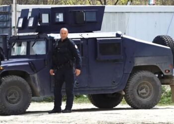 Tensionohet situata në veri të Kosovës, plagoset efektivi i policisë në Mitrovicë