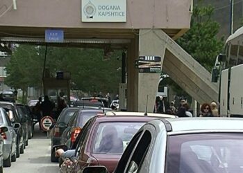 Emigrantët shqiptarë kthehen në atdhe për festat e fundvitit, fluks në pikën kufitare të Kapshticës