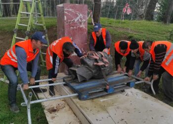 FOTOT/Bashkia rivendos në kohë rekord bustin e Mit’hat Frashërit në Parkun e Liqenit, Veliaj: Zero tolerancë për vandalizimin në qytetin tonë